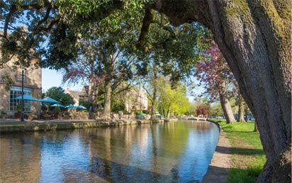 A photo showing a typcial Cotswolds scene